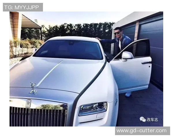 足球明星街头风采与豪车座驾完美结合的时尚瞬间探秘