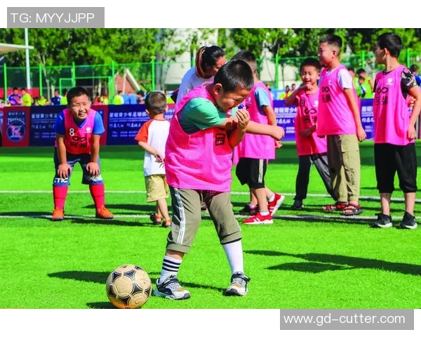 足球明星与美女合影展现魅力瞬间引发热议与关注